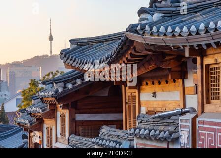 Namsan Turm vom Bukchon hanok Dorf in Seoul, Republik Korea Stockfoto