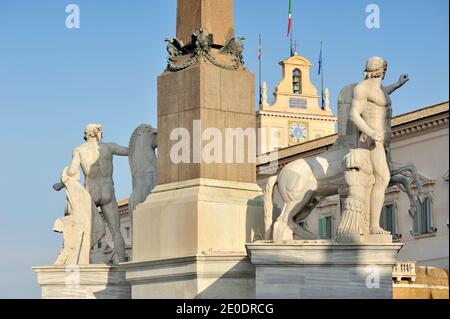 Italien, Rom, Brunnen des Monte Cavallo mit den Statuen Castor und Pollux und dem Quirinalpalast Stockfoto