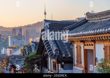 Namsan Turm vom Bukchon hanok Dorf in Seoul, Republik Korea Stockfoto