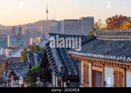 Namsan Turm vom Bukchon hanok Dorf in Seoul, Republik Korea Stockfoto