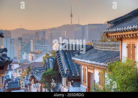 Namsan Turm vom Bukchon hanok Dorf in Seoul, Republik Korea Stockfoto