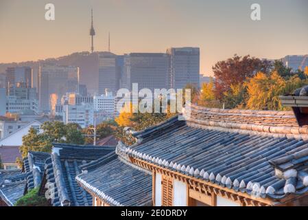 Namsan Turm vom Bukchon hanok Dorf in Seoul, Republik Korea Stockfoto