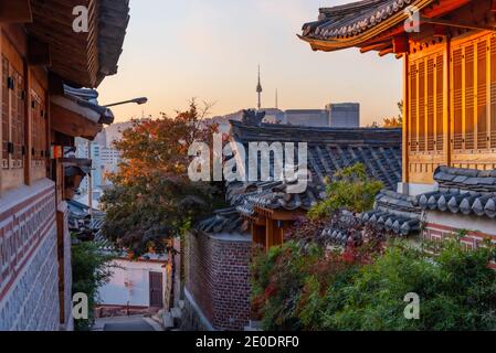 Namsan Turm vom Bukchon hanok Dorf in Seoul, Republik Korea Stockfoto