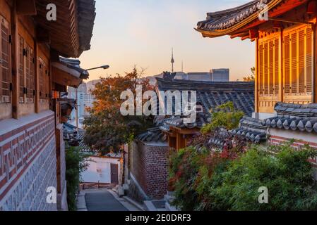Namsan Turm vom Bukchon hanok Dorf in Seoul, Republik Korea Stockfoto