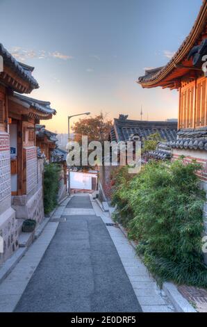 Namsan Turm vom Bukchon hanok Dorf in Seoul, Republik Korea Stockfoto