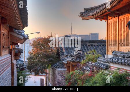 Namsan Turm vom Bukchon hanok Dorf in Seoul, Republik Korea Stockfoto