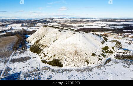 Luftaufnahme der Five Sisters Shale bing nach Nachtschnee, West Calder, West Lothian, Schottland. Stockfoto