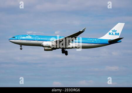 KLM Royal Dutch Airlines Airbus A330-200 PH-AOD Passagierflugzeug Ankunft Und landen am Flughafen Amsterdam Schipol Stockfoto