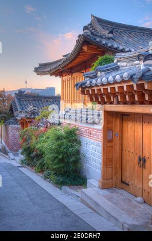 Namsan Turm vom Bukchon hanok Dorf in Seoul, Republik Korea Stockfoto