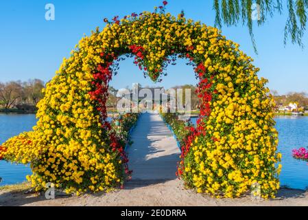 Liebesbrücke, die zum Pavillon am Gungnamji Teich in Buyeo, Republik Korea führt Stockfoto