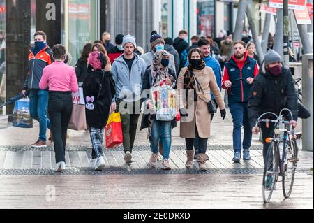 Cork, Irland. Dezember 2020. Die Stadt Cork war heute sehr voll, da die Käufer ihre letzten Einkäufe getätigt und zurückgebracht haben, bevor die nicht unbedingt notwendigen Geschäfte wegen der rasanten COVID-19-Zahlen einen Monat geschlossen haben. Quelle: AG News/Alamy Live News Stockfoto