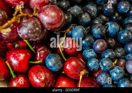 Nahaufnahme von gemischten Früchten wie Heidelbeeren, Trauben und Kirschen. Stockfoto