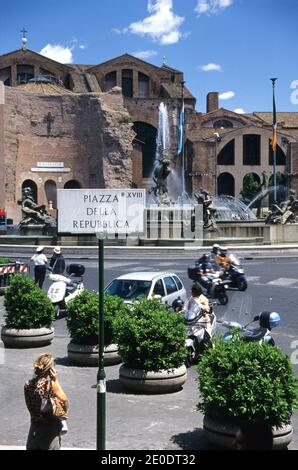 Piazza della Repubblica mit Blick auf die Terme di Diocleziano (298-306 n.Chr. erbaute Thermen von Diocletian) in Rom, Italien. Stockfoto