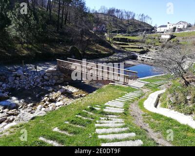 Rustikaler Rustikaler Bridge River. Mountain River Serra da Estrela Portugal Stockfoto