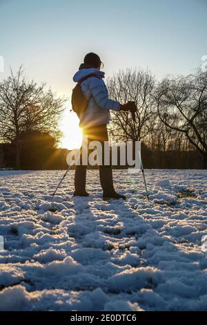 Kidderminster, Großbritannien. Dezember 2020. UK Wetter: Mit Schnee auf dem Boden und eisigen Temperaturen, ist es ein eisiger Abschluss zu Silvester. Die Leute in Worcestershire sind unterwegs, um die letzten Sonnenstrahlen des Winters einzufangen und zu stoppen, um den goldenen Glanz des Abenduntergangs zu genießen, wie wir Auf Wiedersehen bis 2020 sagen. Kredit: Lee Hudson/Alamy Live Nachrichten Stockfoto