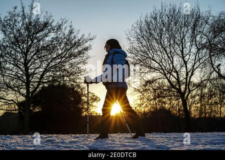 Kidderminster, Großbritannien. Dezember 2020. UK Wetter: Mit Schnee auf dem Boden und eisigen Temperaturen, ist es ein eisiger Abschluss zu Silvester. Die Leute in Worcestershire sind unterwegs, um die letzten Sonnenstrahlen des Winters einzufangen und zu stoppen, um den goldenen Glanz des Abenduntergangs zu genießen, wie wir Auf Wiedersehen bis 2020 sagen. Kredit: Lee Hudson/Alamy Live Nachrichten Stockfoto