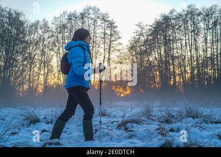 Kidderminster, Großbritannien. Dezember 2020. UK Wetter: Mit Schnee auf dem Boden und eisigen Temperaturen, ist es ein eisiger Abschluss zu Silvester. Die Leute in Worcestershire sind unterwegs, um die letzten Sonnenstrahlen des Winters einzufangen und zu stoppen, um den goldenen Glanz des Abenduntergangs zu genießen, wie wir Auf Wiedersehen bis 2020 sagen. Kredit: Lee Hudson/Alamy Live Nachrichten Stockfoto