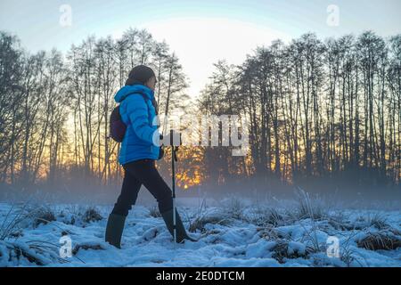 Kidderminster, Großbritannien. Dezember 2020. UK Wetter: Mit Schnee auf dem Boden und eisigen Temperaturen, ist es ein eisiger Abschluss zu Silvester. Die Leute in Worcestershire sind unterwegs, um die letzten Sonnenstrahlen des Winters einzufangen und zu stoppen, um den goldenen Glanz des Abenduntergangs zu genießen, wie wir Auf Wiedersehen bis 2020 sagen. Kredit: Lee Hudson/Alamy Live Nachrichten Stockfoto