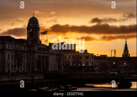 Cork, Irland. Dezember 2020. Die Sonne geht über Cork nach einem Tag Wintersonne unter. Die Temperaturen werden heute Abend so niedrig wie -3C sein, da die Nation am Silvesterabend gesperrt ist. Quelle: AG News/Alamy Live News Stockfoto