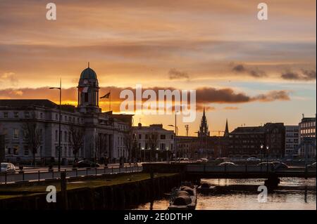 Cork, Irland. Dezember 2020. Die Sonne geht über Cork nach einem Tag Wintersonne unter. Die Temperaturen werden heute Abend so niedrig wie -3C sein, da die Nation am Silvesterabend gesperrt ist. Quelle: AG News/Alamy Live News Stockfoto