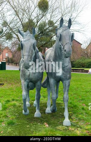 Skulptur mit dem Titel Windsor Grays Daniel und Storm (von zwei Kutschenpferden) in Windsor, Berkshire UK. Die Statue von Robert Rattray wurde von Ihrer Majestät Königin Elizabeth II enthüllt. (122) Stockfoto