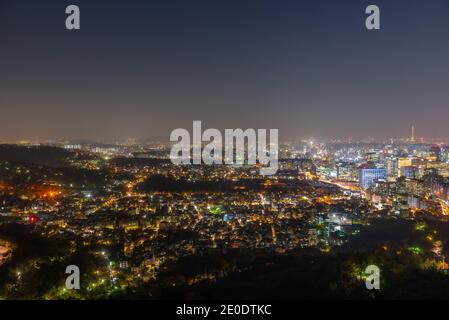 Nachtansicht des Stadtbildes von Seoul vom Inwangsan Berg, Republik Korea Stockfoto