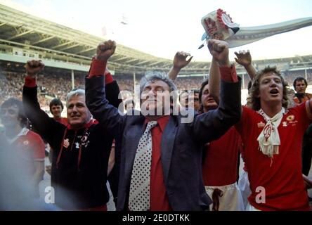 21. Mai 1977: Manchester united Manager Tommy Docherty feiert mit seinen Spielern auf dem Platz, nachdem United Liverpool 2-1 im FA Cup Finale in Wembley besiegt hat Stockfoto