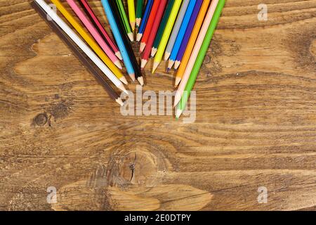 Buntstifte auf Holztisch. Stockfoto