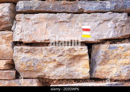 GR bemaltes Schild für den Fernweg. Leerer Kopierbereich für den Inhalt des Editors. Stockfoto