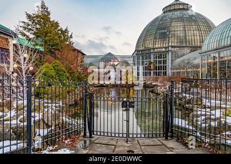 Detroit, Michigan - Feiertagslichter rund um den Lily Pond im Anna Scripps Whitcomb Conservatory und im Belle Isle Aquarium auf Belle Isle, einem Park in Stockfoto