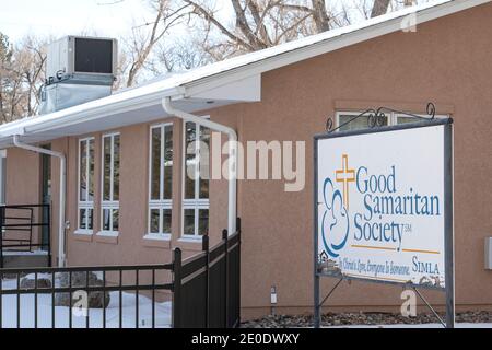 Colorado, USA. 31. Dez. 2020 Gelbes Band mit der Aufschrift "Vorsicht" umgibt den Eingangsbereich des Good Samaritan Society Nursing Home in Simla, Colorado, wo der erste Fall der USA der ansteckenden Variante von Covid-19 zurückverfolgt wurde.(ALAMY LIVE NEWS/Chuck Bigger credit:Chuck Bigger/Alamy Live News Stockfoto