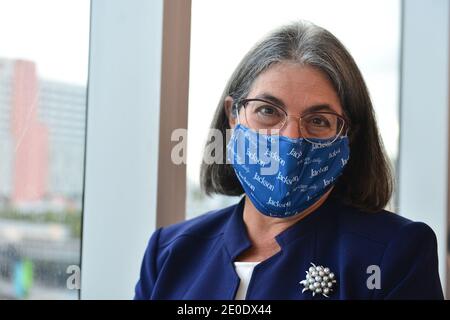 Miami, Florida, USA. Dezember 2020. Daniella Levine Cava, Bürgermeister von Miami-Dade County, posiert für ein Foto während einer Pfizer-BioNtech Covid-19 Impfkampagne für ältere Menschen im Jackson Memorial Hospital-Christine E. Lynn Rehabilitationszentrum am 30. Dezember 2020 in Miami, Florida. Jackson Health System begann Pfizer COVID-19 Impfungen für Menschen 65 und älter in Miami-Dade County. Quelle: Mpi10/Media Punch/Alamy Live News Stockfoto