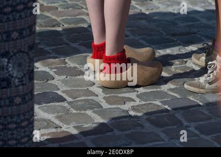 Nahaufnahme von Mädchen Clogs auf Kopfsteinpflaster Straße in Gouda Stockfoto