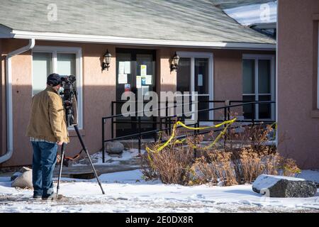 Colorado, USA. 31. Dez. 2020 EIN Fernsehkameramann filmt außerhalb des Good Samaritan Society Nursing Home in Simla, Colorado, wo der erste Fall der USA der ansteckenden Variante von Covid-19 zurückverfolgt wurde.(ALAMY LIVE NEWS/Chuck Bigger credit:Chuck Bigger/Alamy Live News Stockfoto