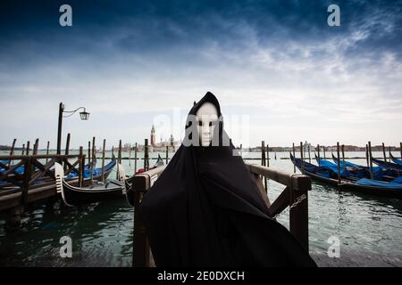 Frau in dunklen halloween wie Kostüm auf Straßen von Venedig Während des Karnevals Stockfoto