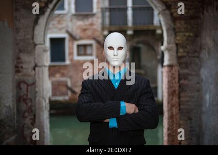 Geschäftsmann trägt Maske in Venedig, Italien Stockfoto