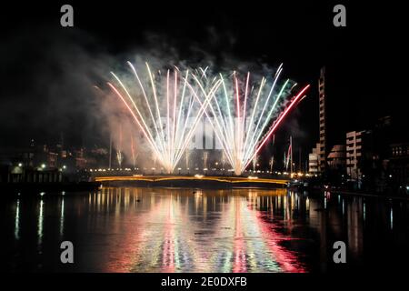 Manila, Philippinen. Januar 2021. Feuerwerke werden während der Neujahrsfeier in Manila, Philippinen, 1. Januar 2021, gezeigt. Quelle: Rouelle Umali/Xinhua/Alamy Live News Stockfoto