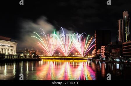 Manila, Philippinen. Januar 2021. Feuerwerke werden während der Neujahrsfeier in Manila, Philippinen, 1. Januar 2021, gezeigt. Quelle: Rouelle Umali/Xinhua/Alamy Live News Stockfoto