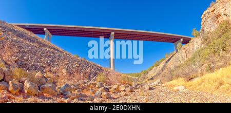 State Route 89 Brücke über Hell Canyon in der Nähe von Drake Arizona. Gelegen im Prescott National Forest. Stockfoto