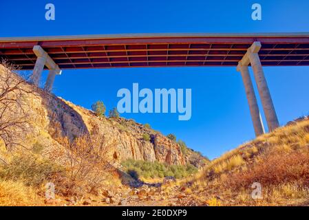 State Route 89 Brücke über Hell Canyon in der Nähe von Drake Arizona. Gelegen im Prescott National Forest. Stockfoto