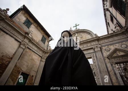 Frau in dunklen halloween wie Kostüm auf Straßen von Venedig Während des Karnevals Stockfoto