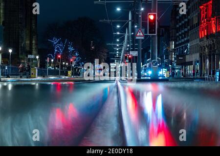 Edinburgh, Schottland, Großbritannien. 31 Dezember 2020. Szenen von leeren Straßen in der Nacht auf Hogmanay in Edinburgh City Centre.Pre Covid-19 Pandemie, die Stadt war berühmt für seine Straße Unterhaltung am Silvesterabend und zog viele Tausende von Touristen jedes Jahr zu genießen die Neujahrsfeiern. Bild: Princes Street von den Straßenbahnschienen aus gesehen, ist sehr ruhig, normalerweise wäre es voller Nachtschwärmer. Iain Masterton/Alamy Live News Stockfoto