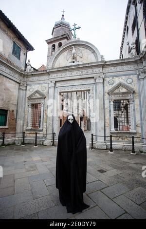 Frau in dunklen halloween wie Kostüm auf Straßen von Venedig Während des Karnevals Stockfoto