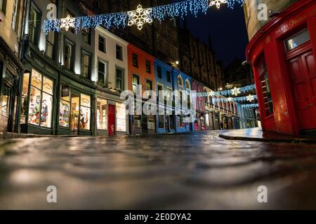 Edinburgh, Schottland, Großbritannien. 31 Dezember 2020. Szenen von leeren Straßen in der Nacht auf Hogmanay in Edinburgh City Centre.Pre Covid-19 Pandemie, die Stadt war berühmt für seine Straße Unterhaltung am Silvesterabend und zog viele Tausende von Touristen jedes Jahr zu genießen die Neujahrsfeiern. Iain Masterton/Alamy Live News Stockfoto