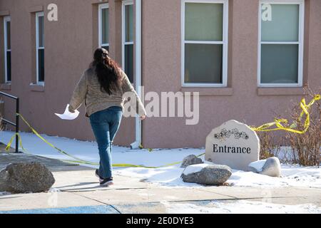 Colorado, USA. 31. Dez. 2020 Gelbes Band mit der Aufschrift "Vorsicht" umgibt den Eingangsbereich des Good Samaritan Society Nursing Home in Simla, Colorado, wo der erste Fall der USA der ansteckenden Variante von Covid-19 zurückverfolgt wurde.(ALAMY LIVE NEWS/Chuck Bigger credit:Chuck Bigger/Alamy Live News Stockfoto