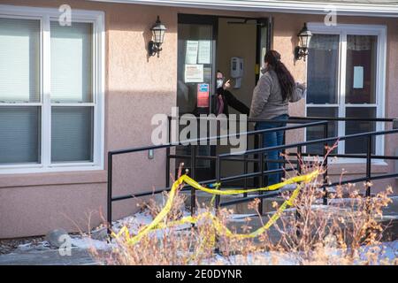 Colorado, USA. 31. Dez. 2020 Gelbes Band mit der Aufschrift "Vorsicht" umgibt den Eingangsbereich des Good Samaritan Society Nursing Home in Simla, Colorado, wo der erste Fall der USA der ansteckenden Variante von Covid-19 zurückverfolgt wurde.(ALAMY LIVE NEWS/Chuck Bigger credit:Chuck Bigger/Alamy Live News Stockfoto