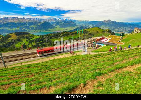 Rigi kulm, Schweiz - 25. Aug 2020: Rigi Bahn elektrische Seilbahn auf Rigi kulm, dem höchsten Gipfel der Rigi über Seen und Gipfel. Touristen Stockfoto