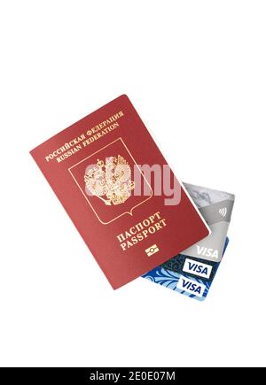 Moskau, Russland, 31. Dezember 2020: Russischer Pass und Kreditkarten der VISA-Systeme, isoliert auf weißem Hintergrund. Speicherplatz kopieren. Stockfoto