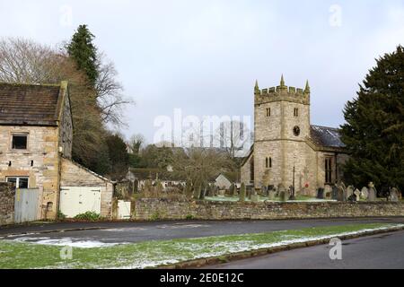 Pfarrkirche der Heiligen Dreifaltigkeit neben der Alten Zehenscheune In Ashford-in-the-Water Stockfoto