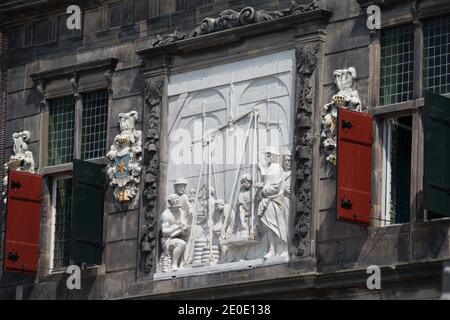 Auf dem Marktplatz befindet sich das Käsewägehaus aus dem 17. Jahrhundert mit Flachrelief, das Käsehändler, Händler und Bauern darstellt, die sich mit dem Kauf beschäftigten Stockfoto